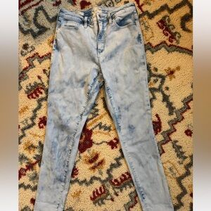 •Acid Wash Skinny Jeans•